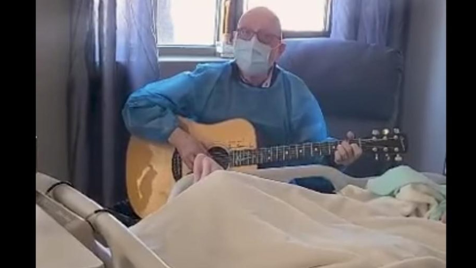 Patrick Norman chante une chanson à sa mère en soins palliatifs