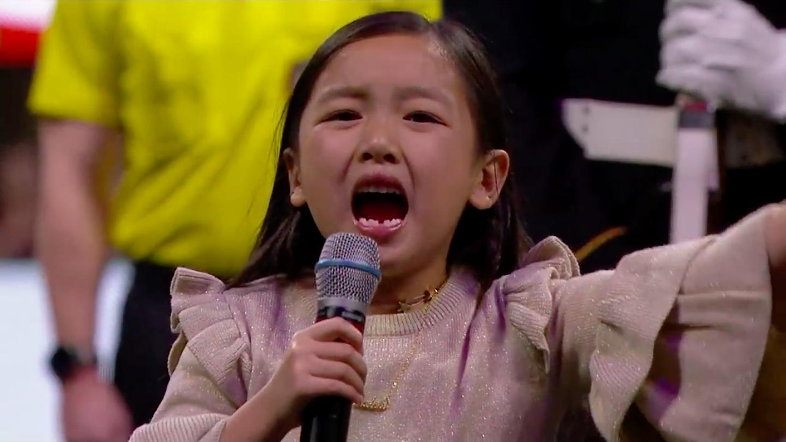 Une petite fille de 7 ans chante l'hymne national devant 73 000 personnes et vous n'en croirez pas vos yeux