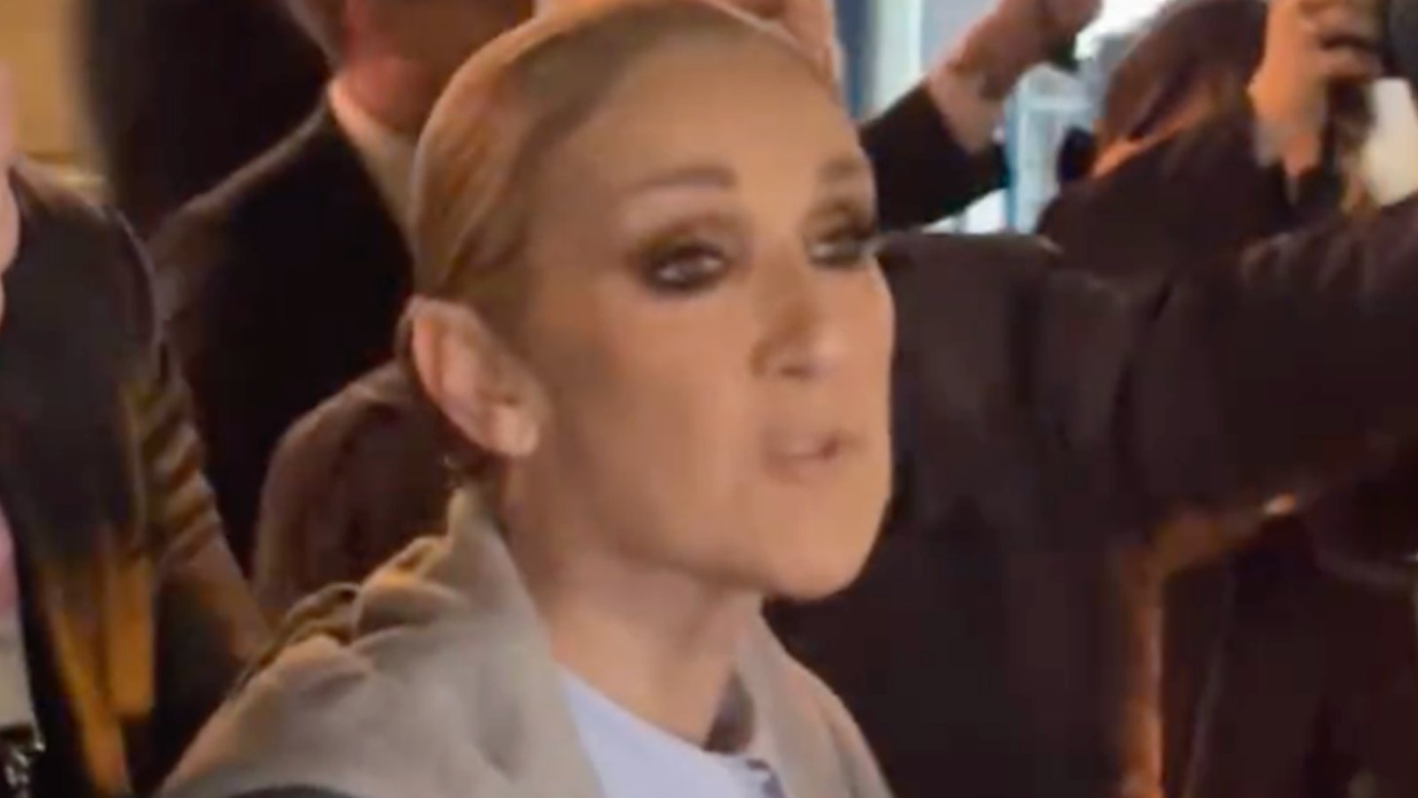 Des images de Céline Dion les larmes aux yeux après sa prestation à Paris font le tour du monde