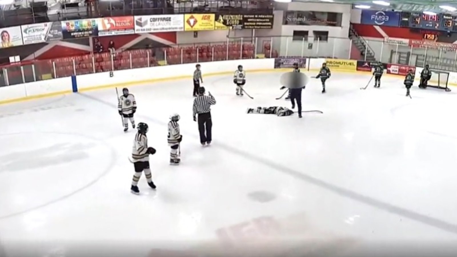 HOCKEY MINEUR: Un entraîneur saute sur la glace pour s'en prendre à un joueur!