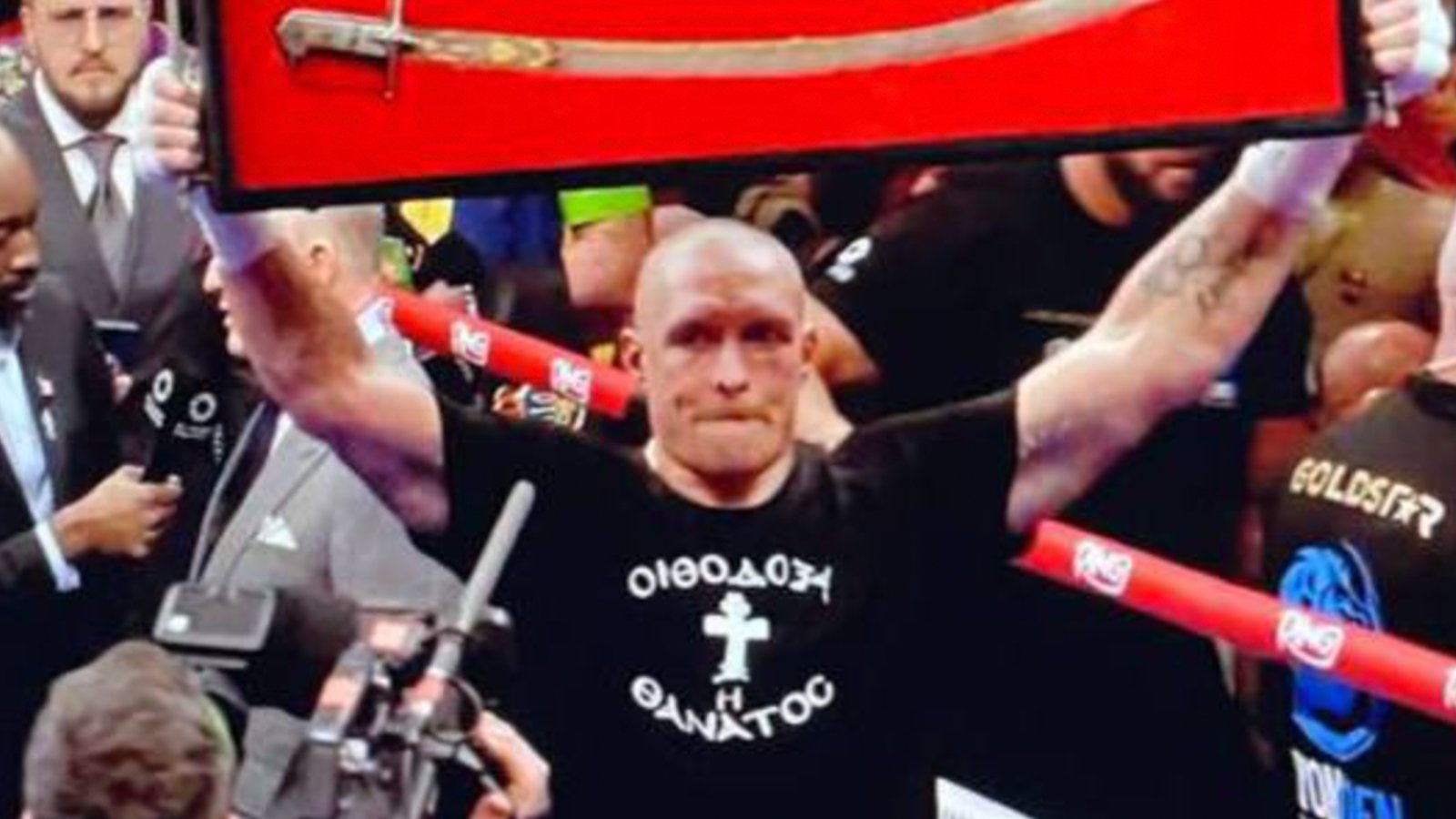 Voici pourquoi Oleksandr Usyk a soulevé un sabre après sa victoire contre Tyson Fury