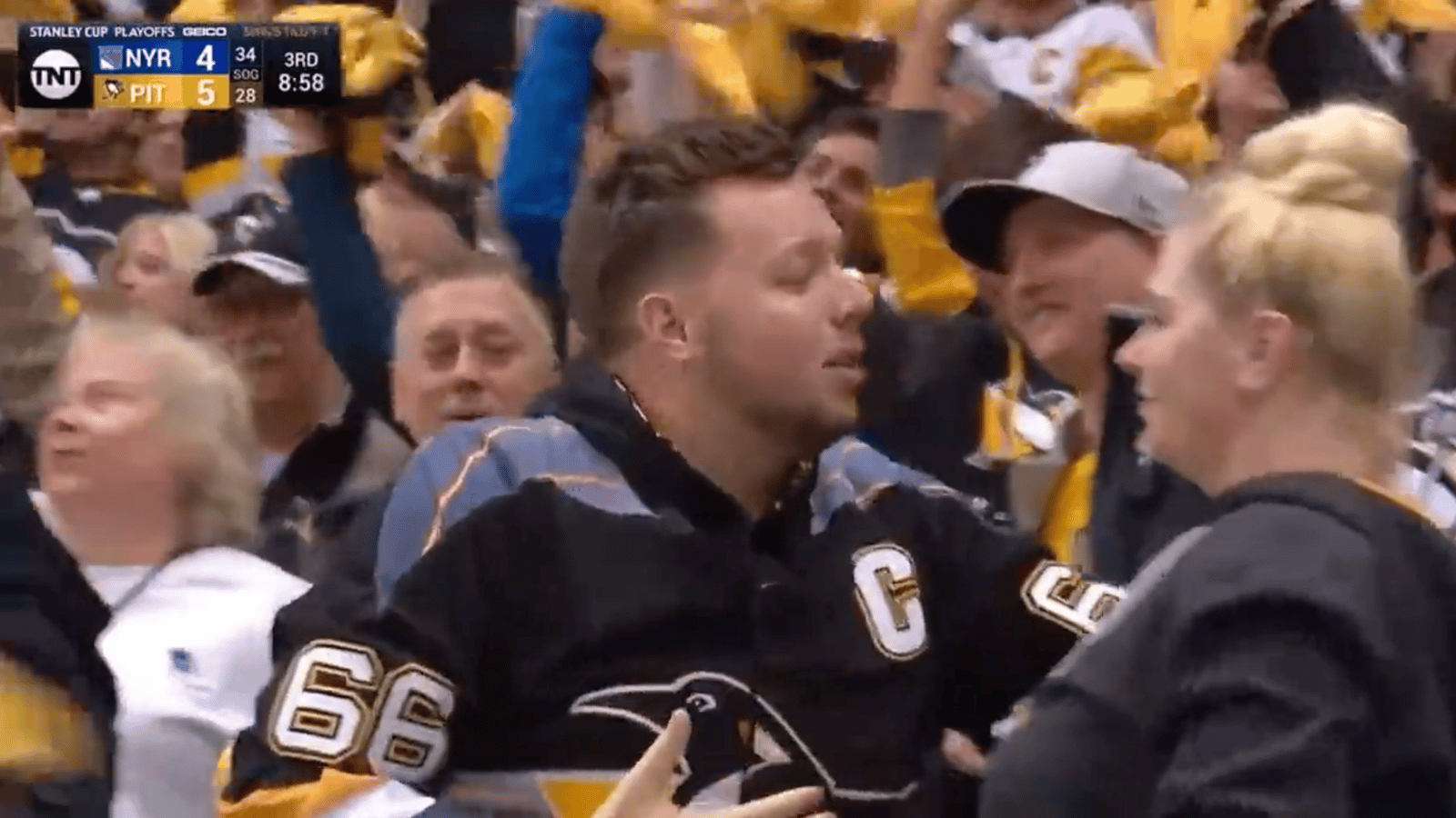 Un fan des Penguins, qui se fait “friendzone” sur un moyen temps au match des Penguins, fait exploser internet 