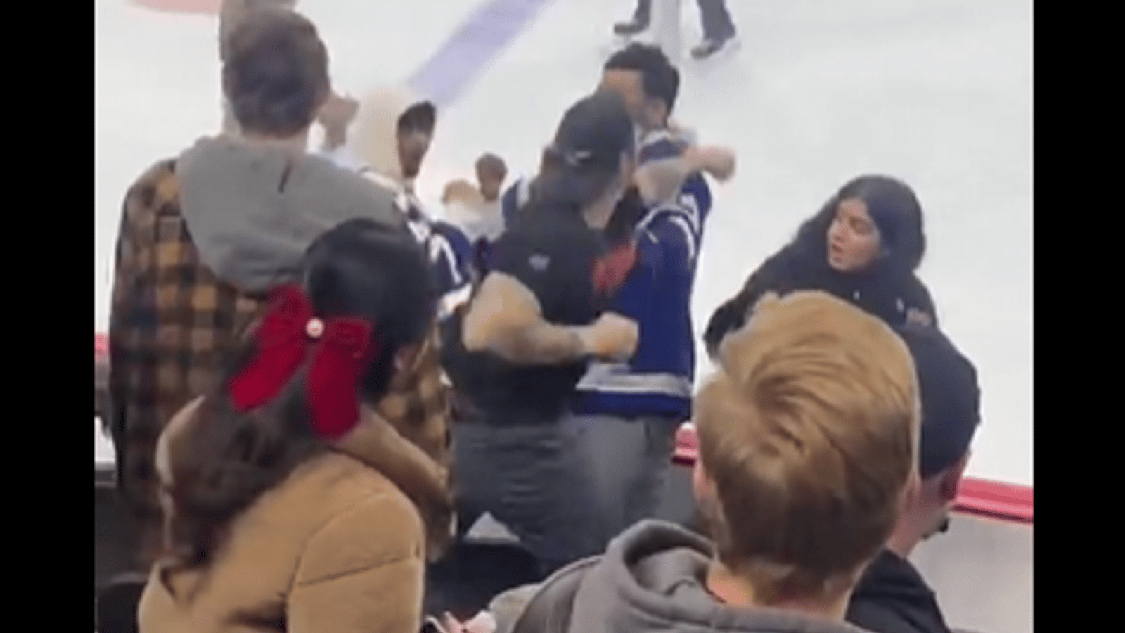 Un homme fait l'objet d'une enquête pour l'agression de deux fans des Leafs lors d'un match des Flyers