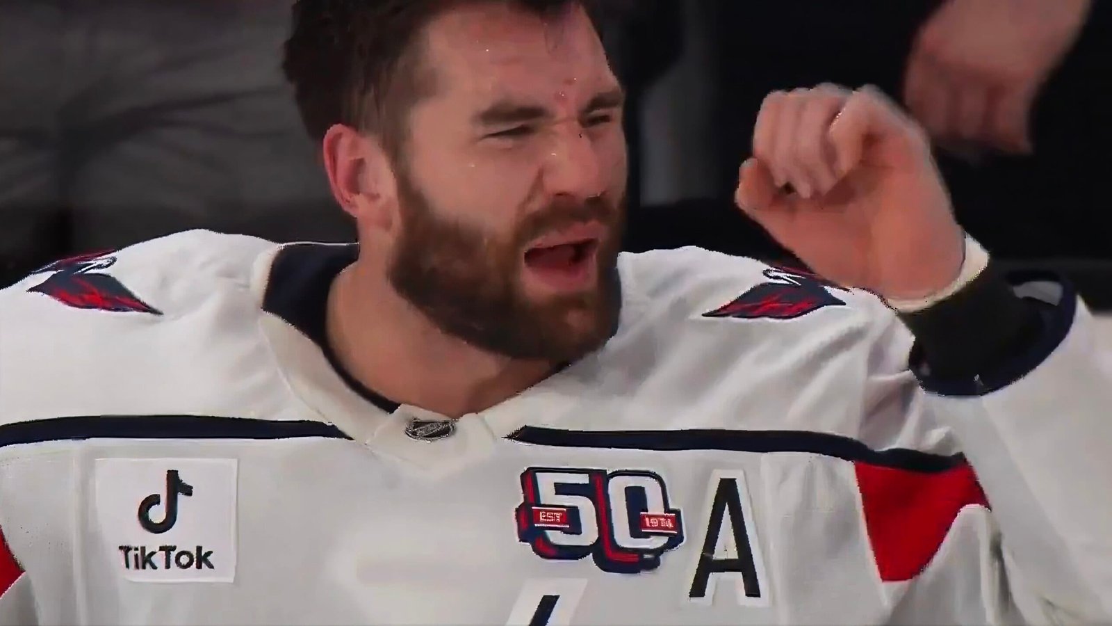 C'est Juraj Slafkovsky que Tom Wilson visait hier lorsqu'il a fait semblant de pleurnicher
