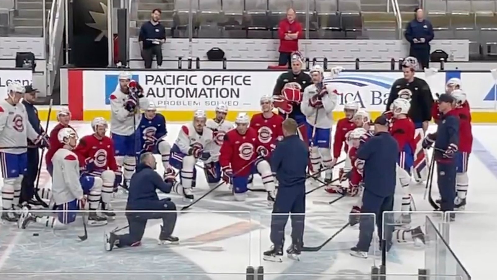 Martin St. Louis s'est entretenu avec ses joueurs lors de l'entraînement