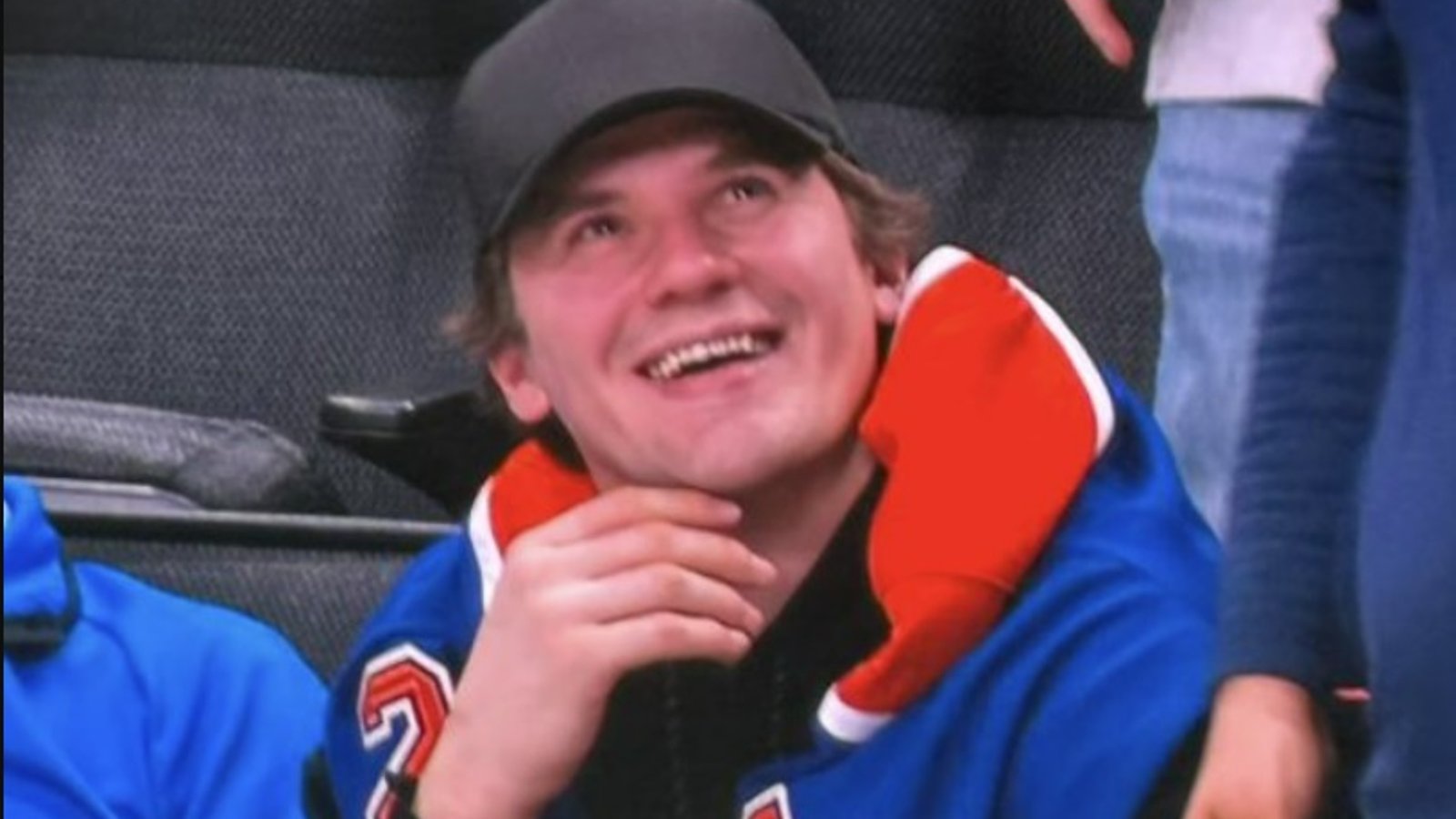 Un joueur des Sharks s'affiche au match d'hier avec un chandail des Oilers