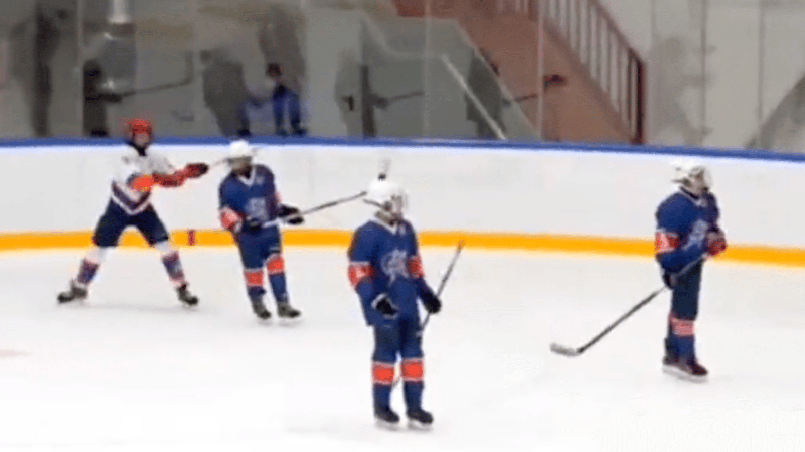 À VOIR! Un jeune joueur Russe pète un plomd et attaque un joueur adverse avec son bâton