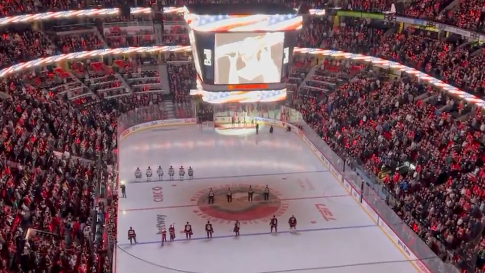 Des fans canadiens huent l'hymne national américain pendant un match de la LNH