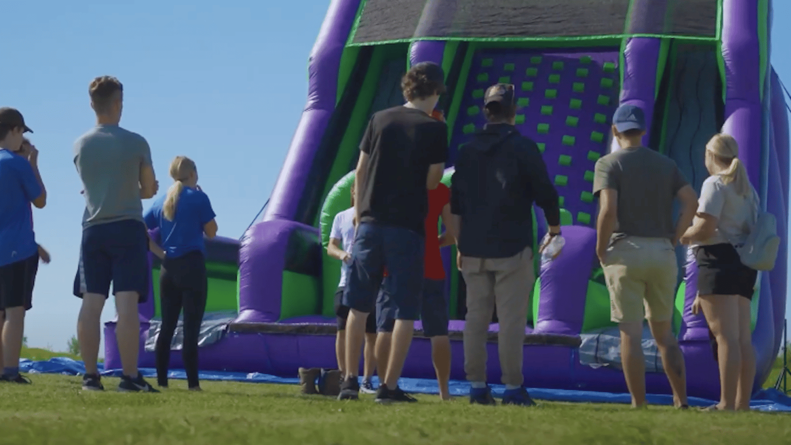 En mai, les adultes pourront sauter dans des jeux gonflables sur la Rive-Nord de Montréal