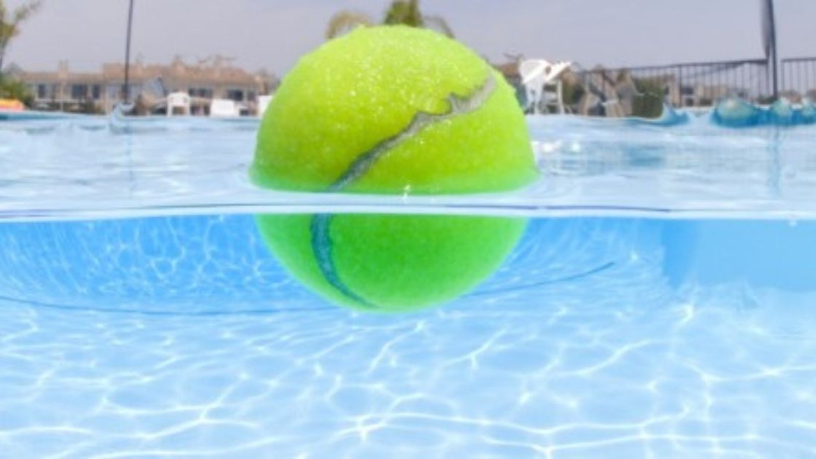 Comment nettoyer une piscine avec une balle de tennis