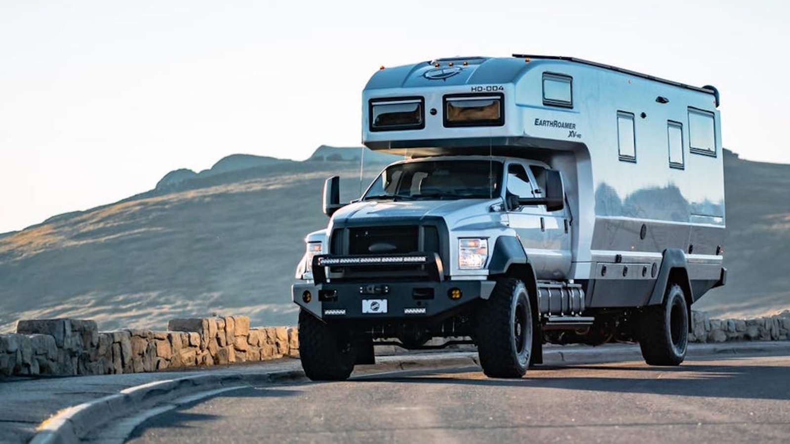 Ce Ford F-750 modifié en camping-car peut accueillir 6 personnes