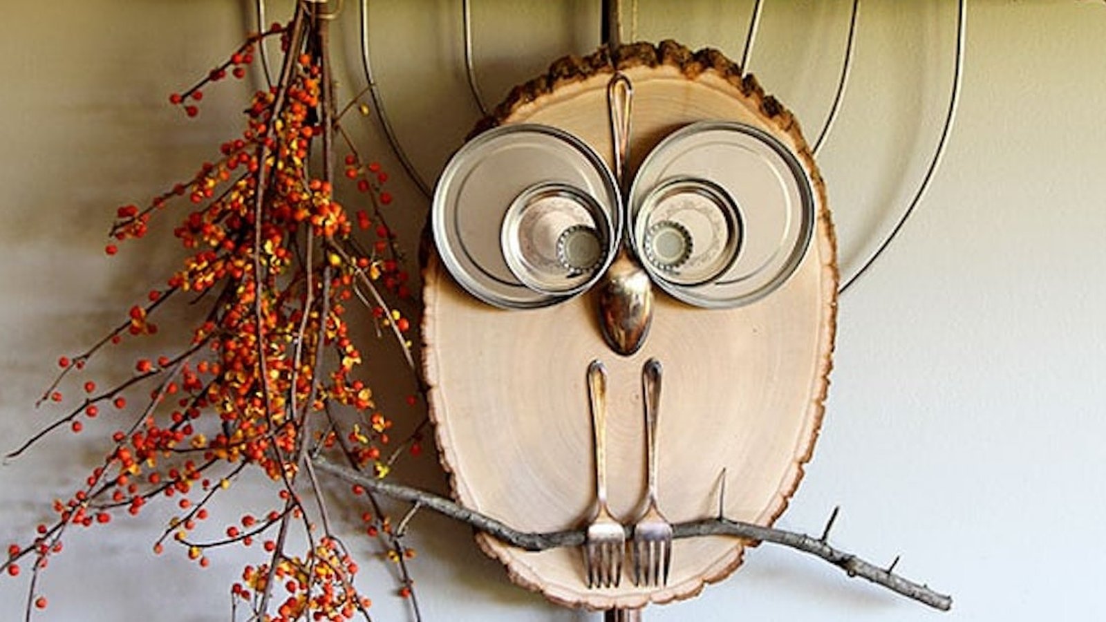 Comment faire un hibou décoratif avec un rondin de bois et des objets récupérés