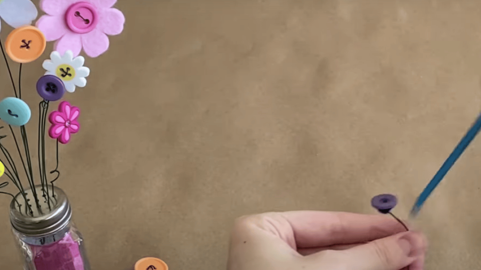 Comment créer un charmant petit bouquet en boutons dans une salière