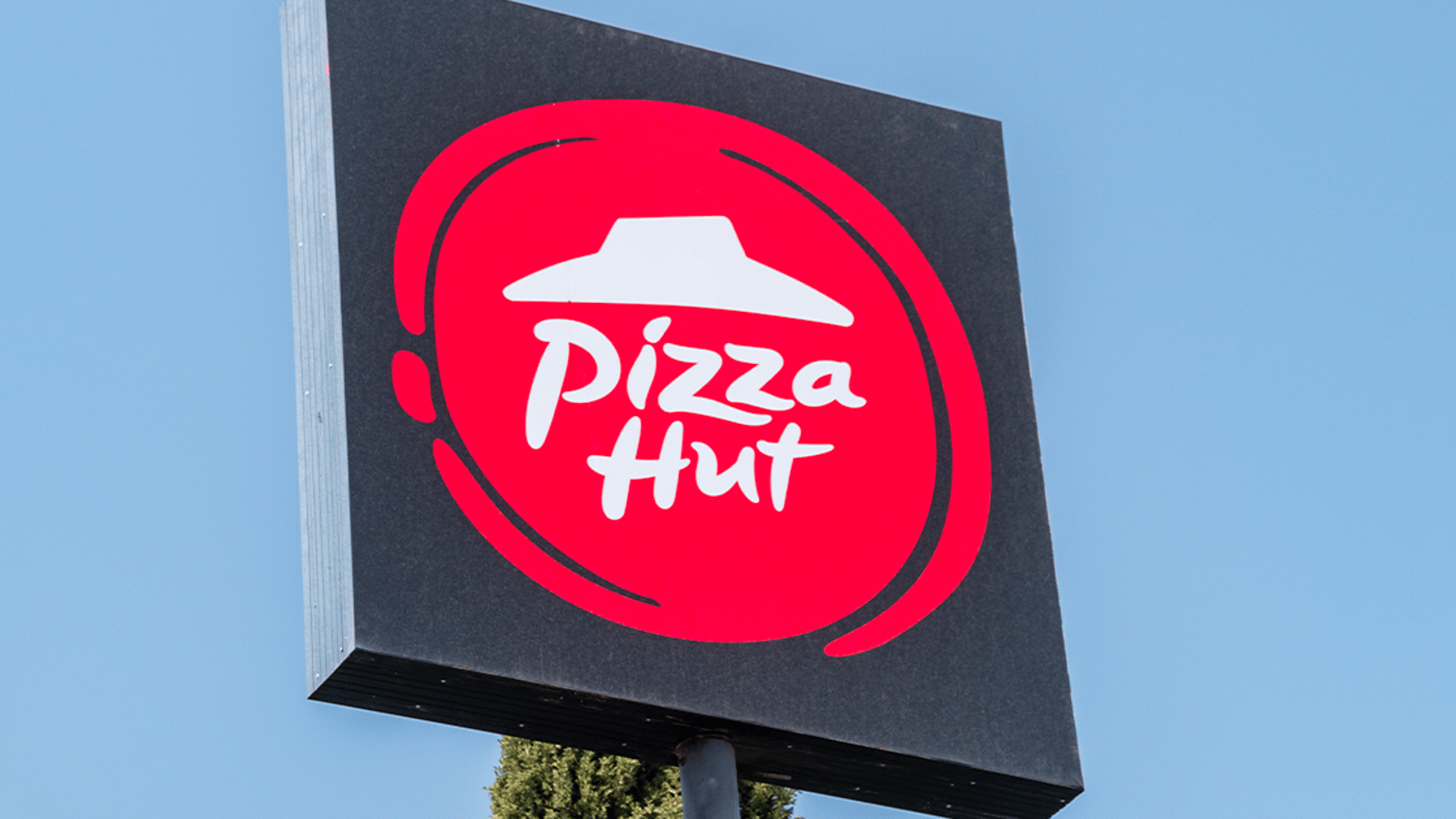 Une affiche controversée à l'entrée d'un Pizza Hut fait beaucoup réagir les Québécois