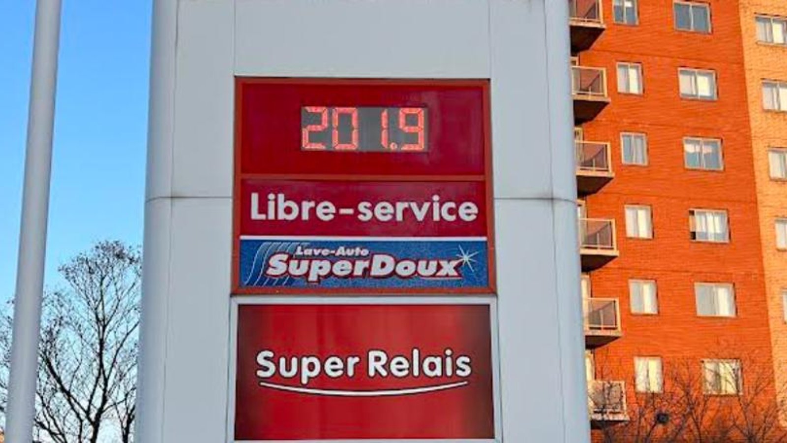 Le prix de l'essence pourrait bientôt atteindre 2$ le litre et gâcher les vacances des Québécois 