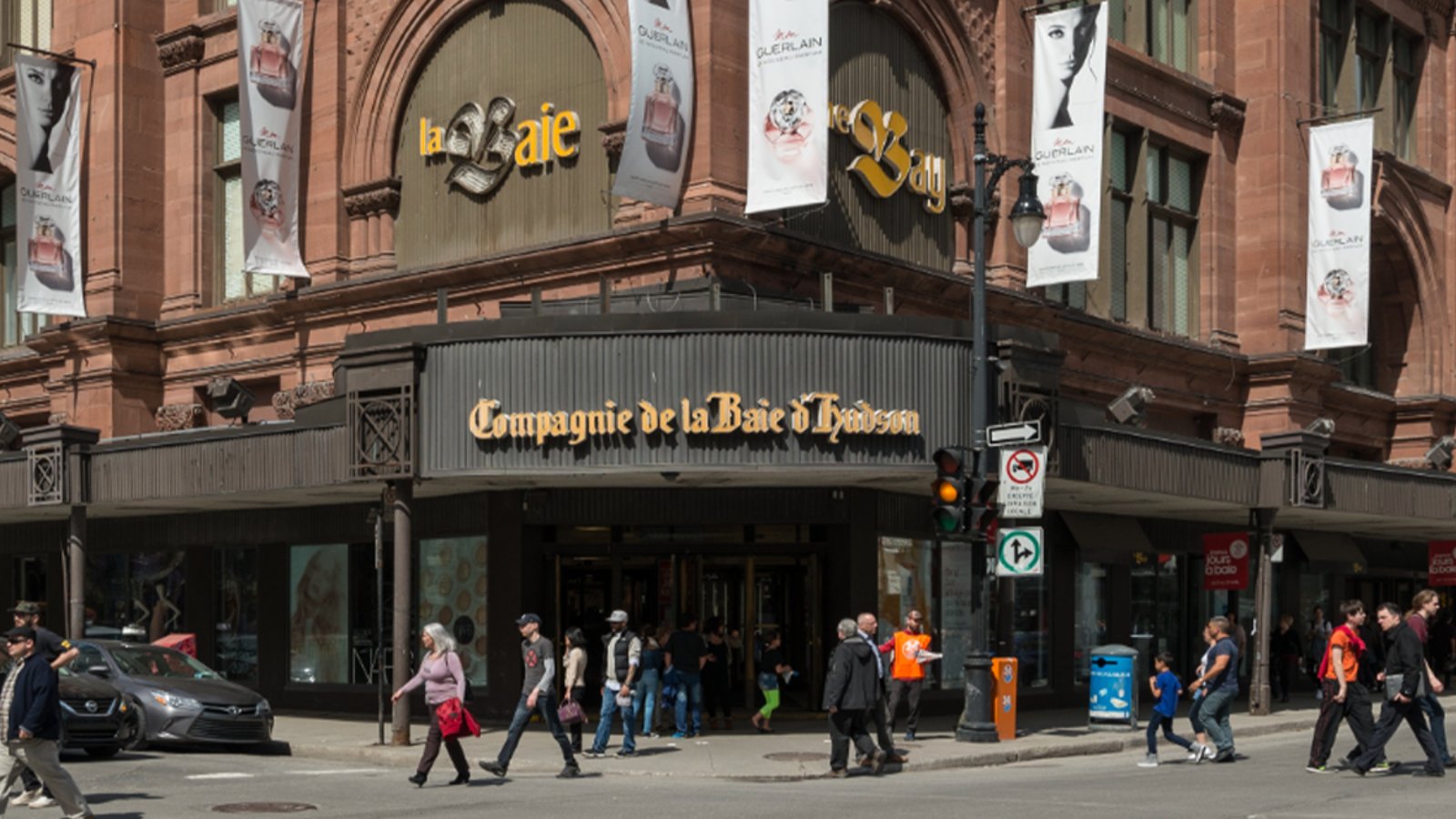 Plusieurs magasins de La Baie d'Hudson vont finalement rester ouverts