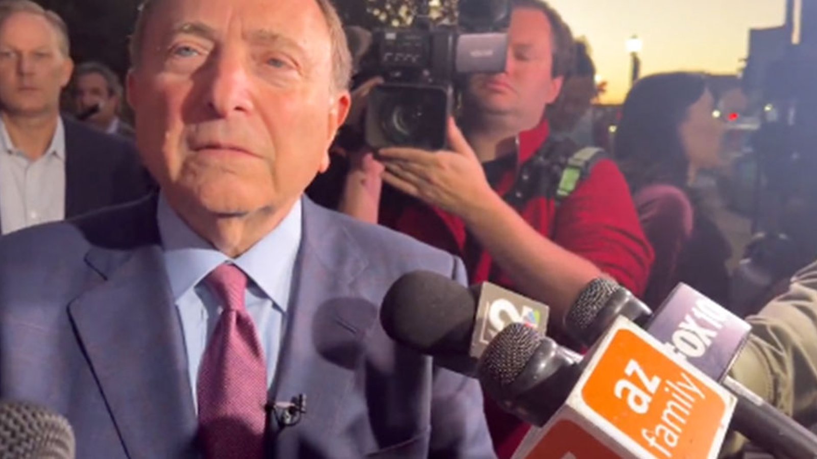 Gary Bettman swarmed by media as he arrives in Arizona to help bail out the Coyotes