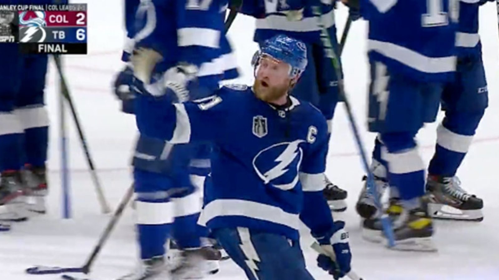 Stamkos yells at Lightning fans to stop throwing beer cans on the ice