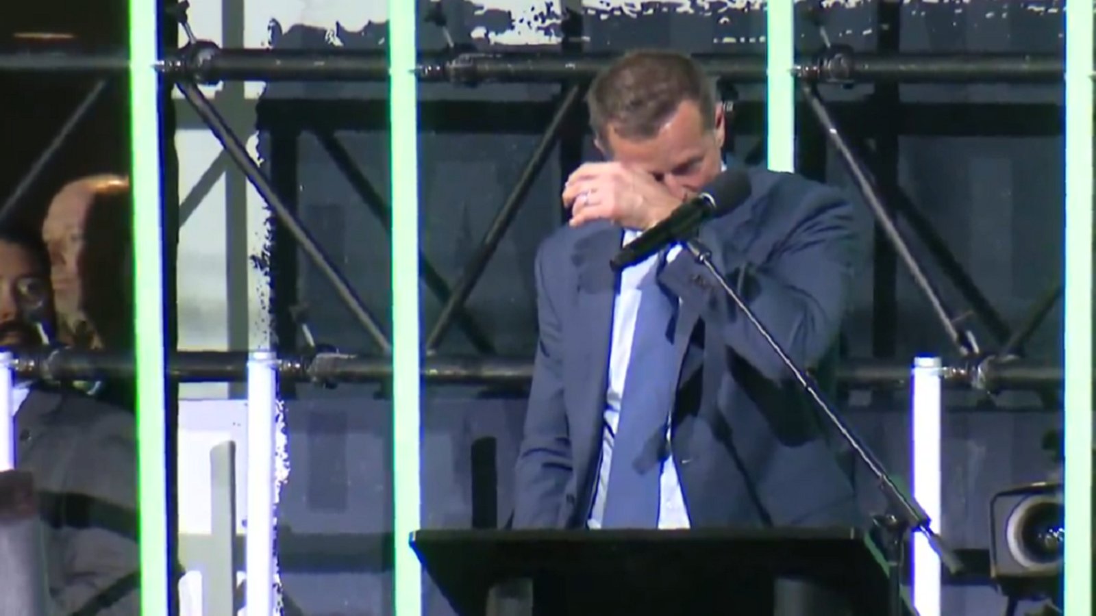 Mike Modano tears up as Stars honor him with a statue.
