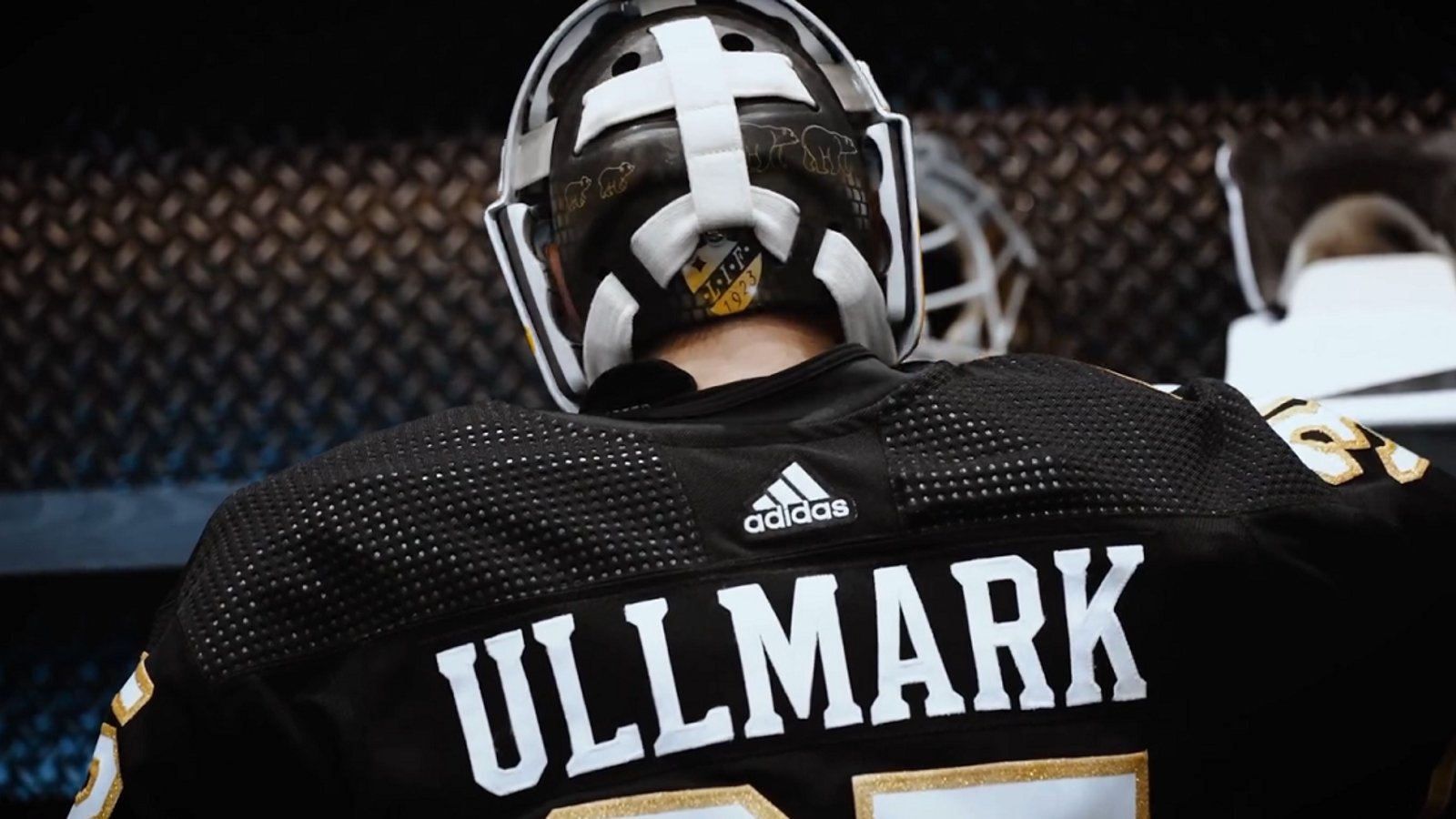 Linus Ullmark dedicates new mask to 2 former Bruins.
