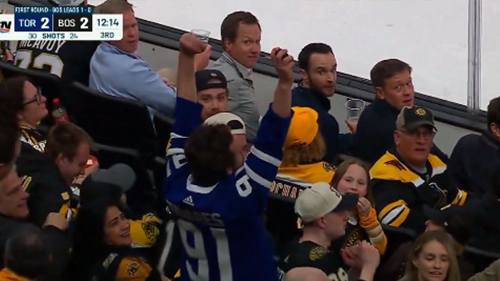 Leafs fan in Tavares jersey catches puck in Boston and Bruins fans lose it on hm