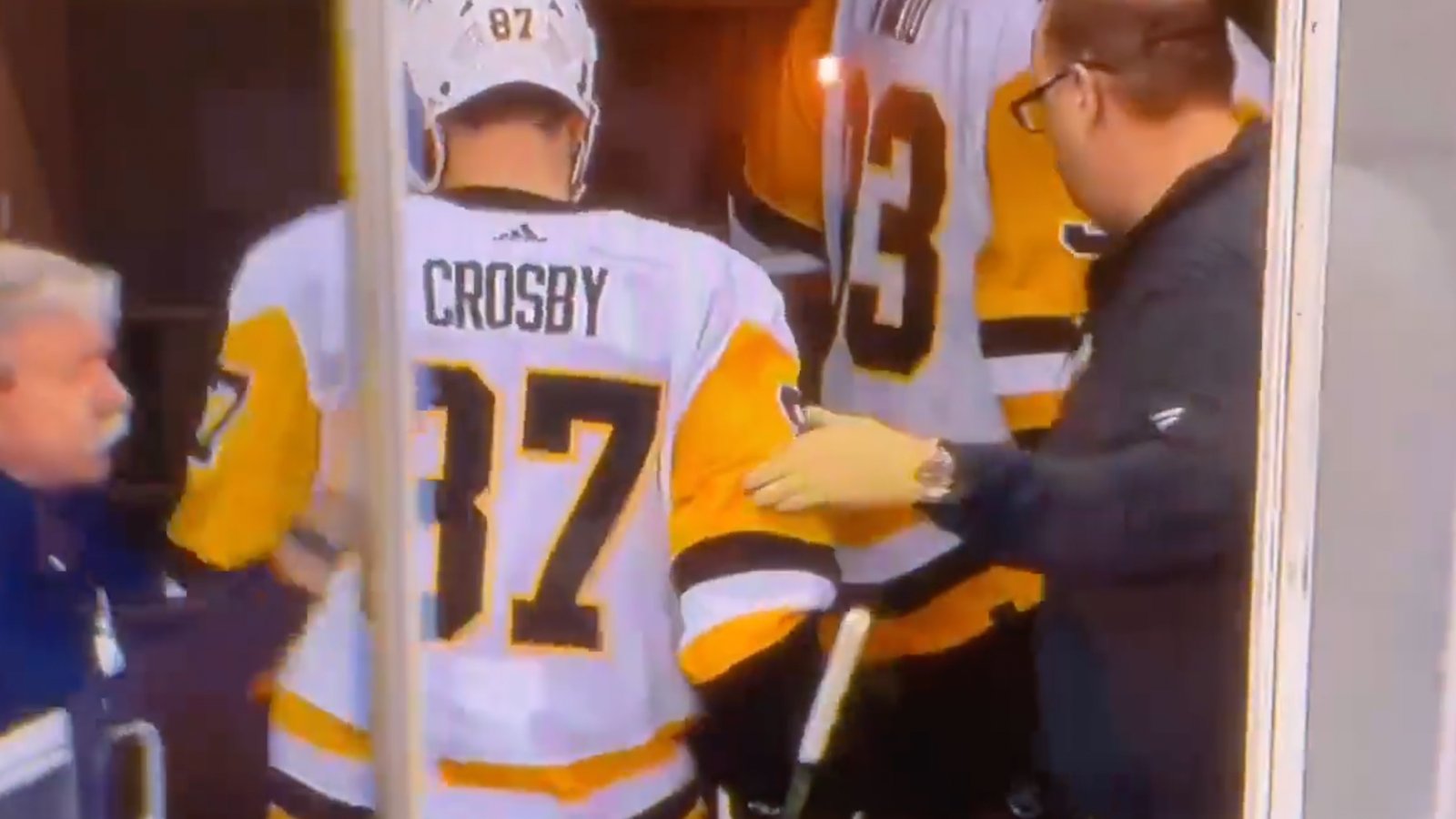 Panic and mayhem set in as Sidney Crosby leaves Game 5
