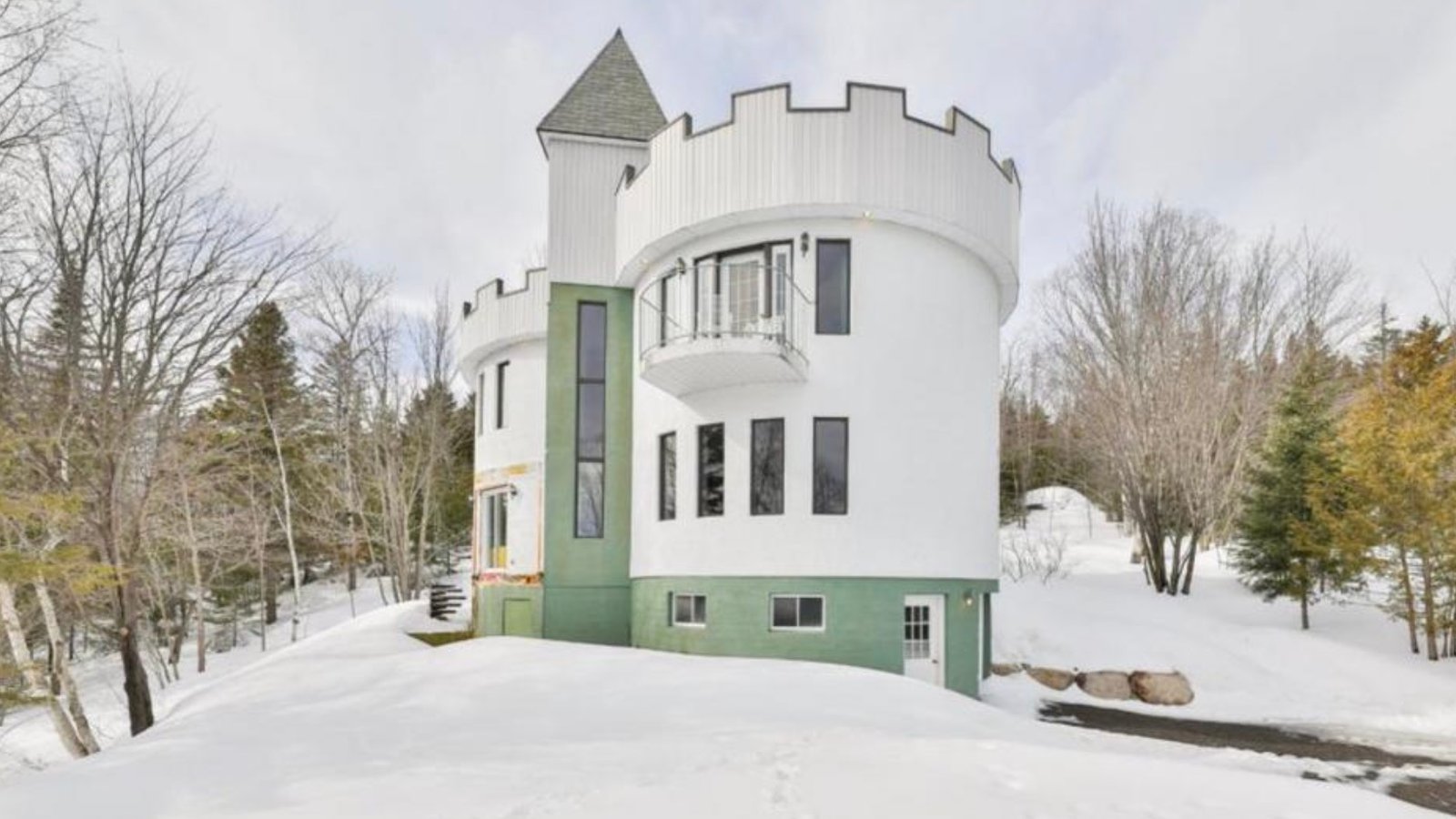 Cette maison à vendre à Sainte-Agathe-des-Monts ressemble à un véritable château 