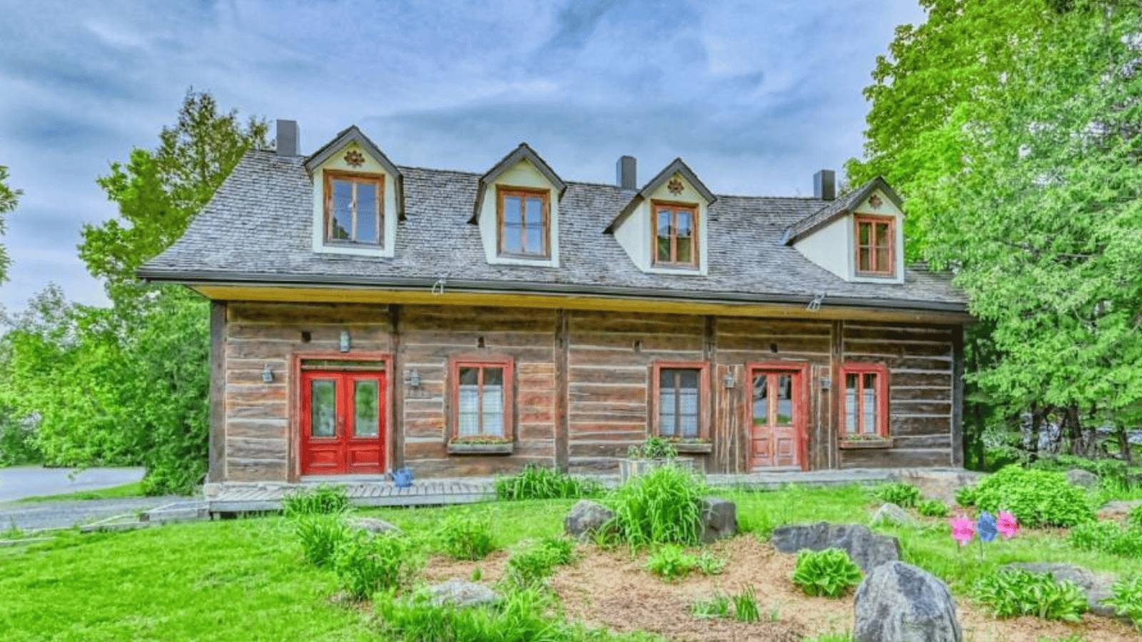 Magnifique maison canadienne centenaire complètement rénovée au coeur de la nature