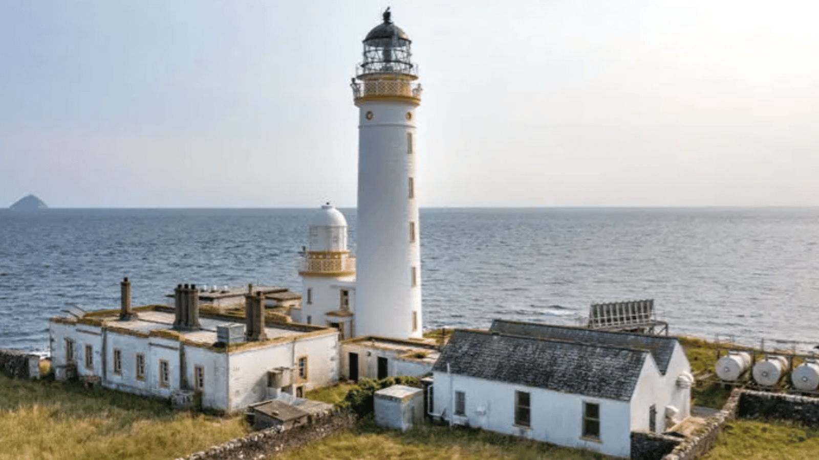 Une île privée avec sa propre maison et son phare est à vendre que bien des vieux bungalows.