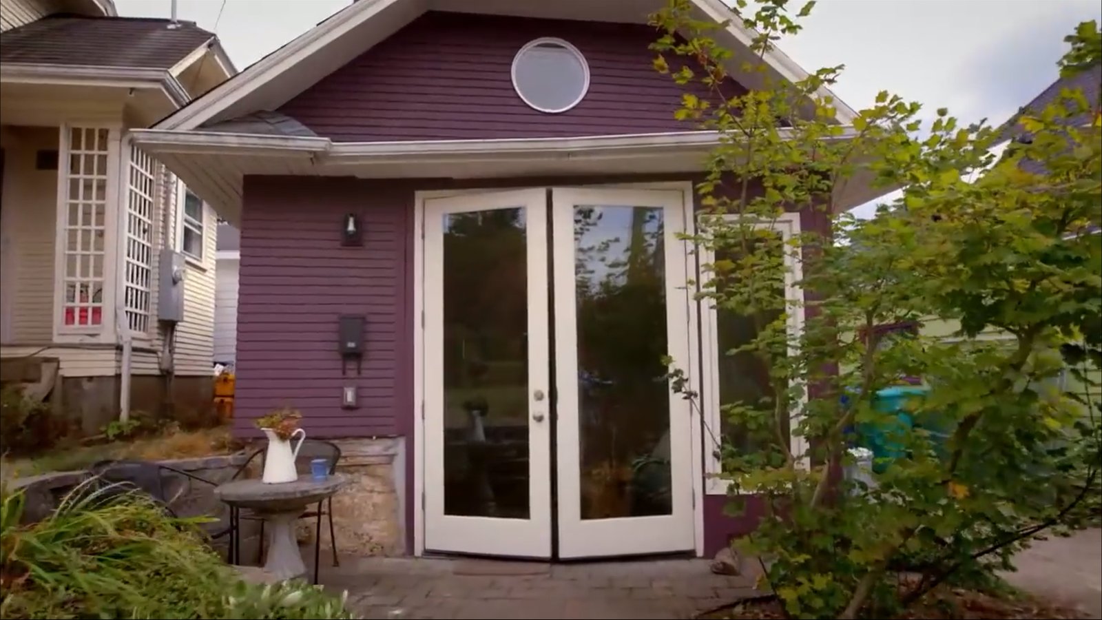 Une famille convertit leur garage en une belle petite maison pour grand-maman afin qu'elle puisse vivre à proximité