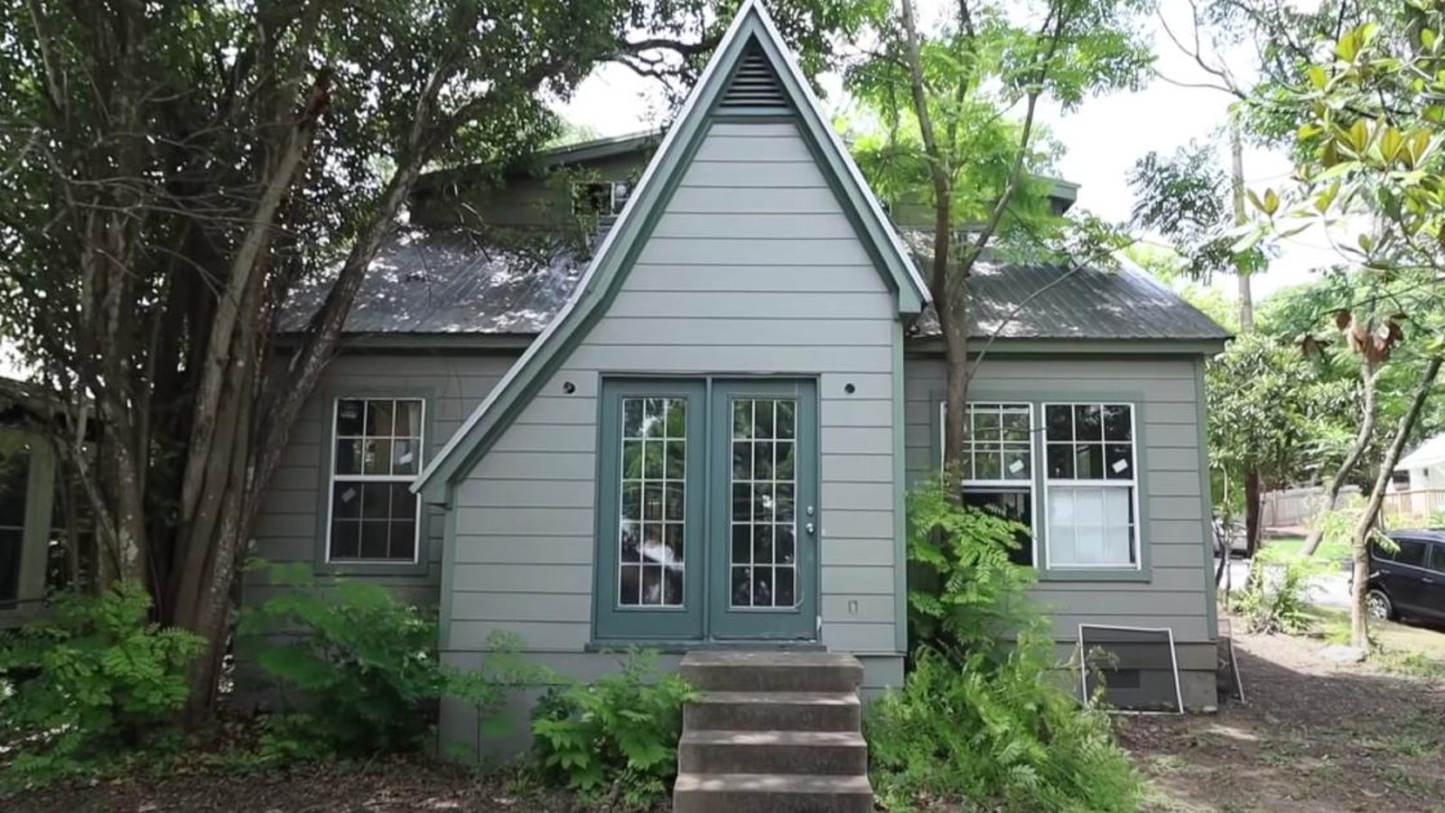 Des amis de collège transforment une maison abandonnée pour la revendre plus d’un million de dollars 