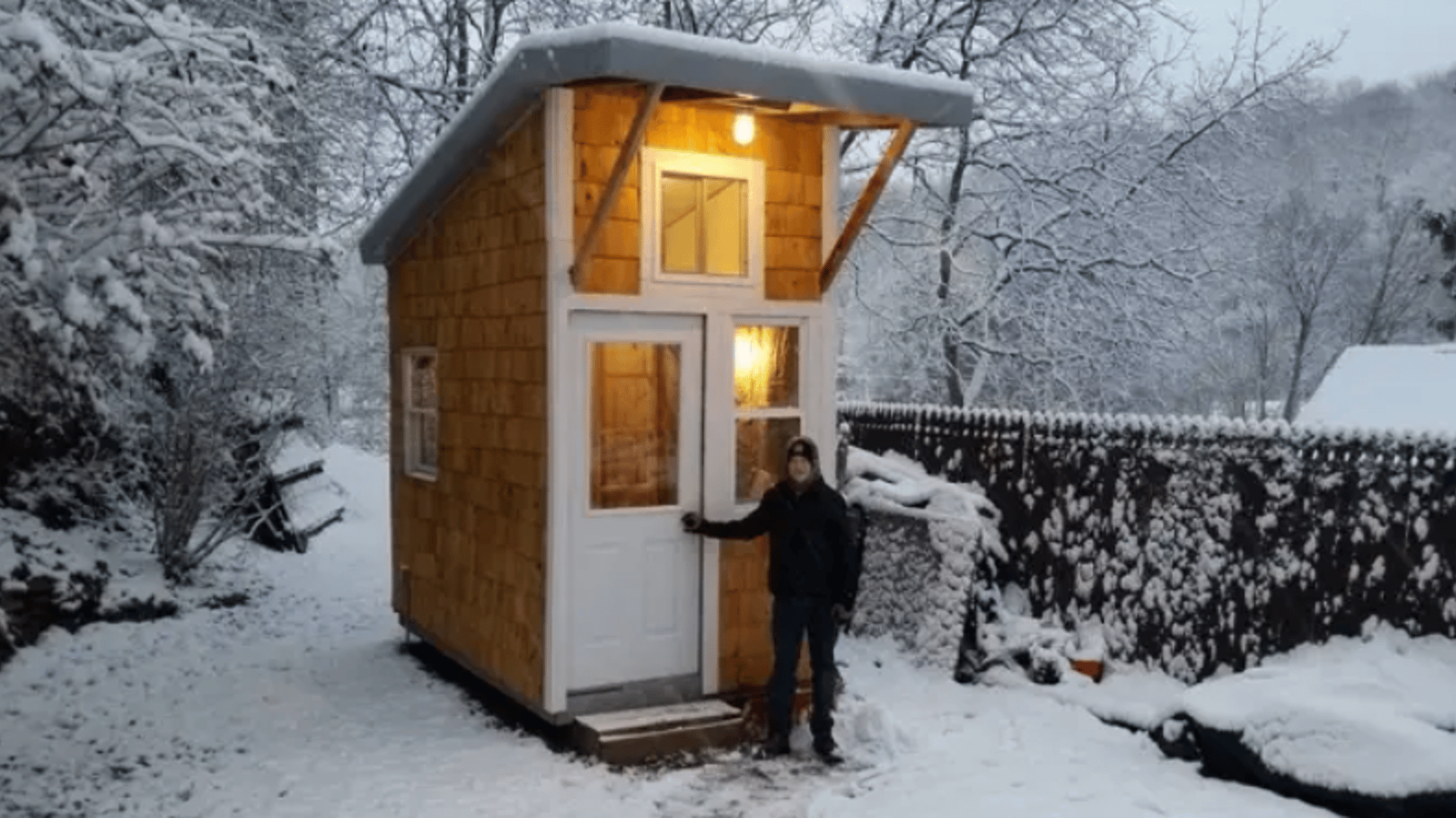 Pour moins de 2000 $, un ado de 13 ans construit cette magnifique maison dans son jardin