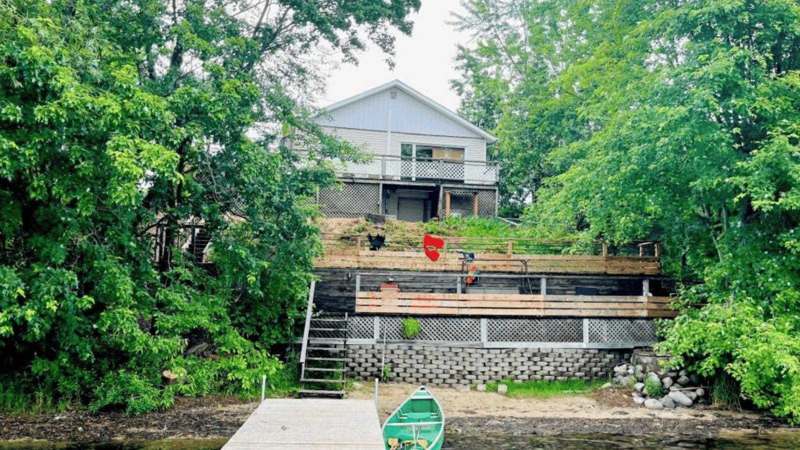 On a baissé le prix de ce chalet paisible vendu entièrement meublé sur le bord de l'eau