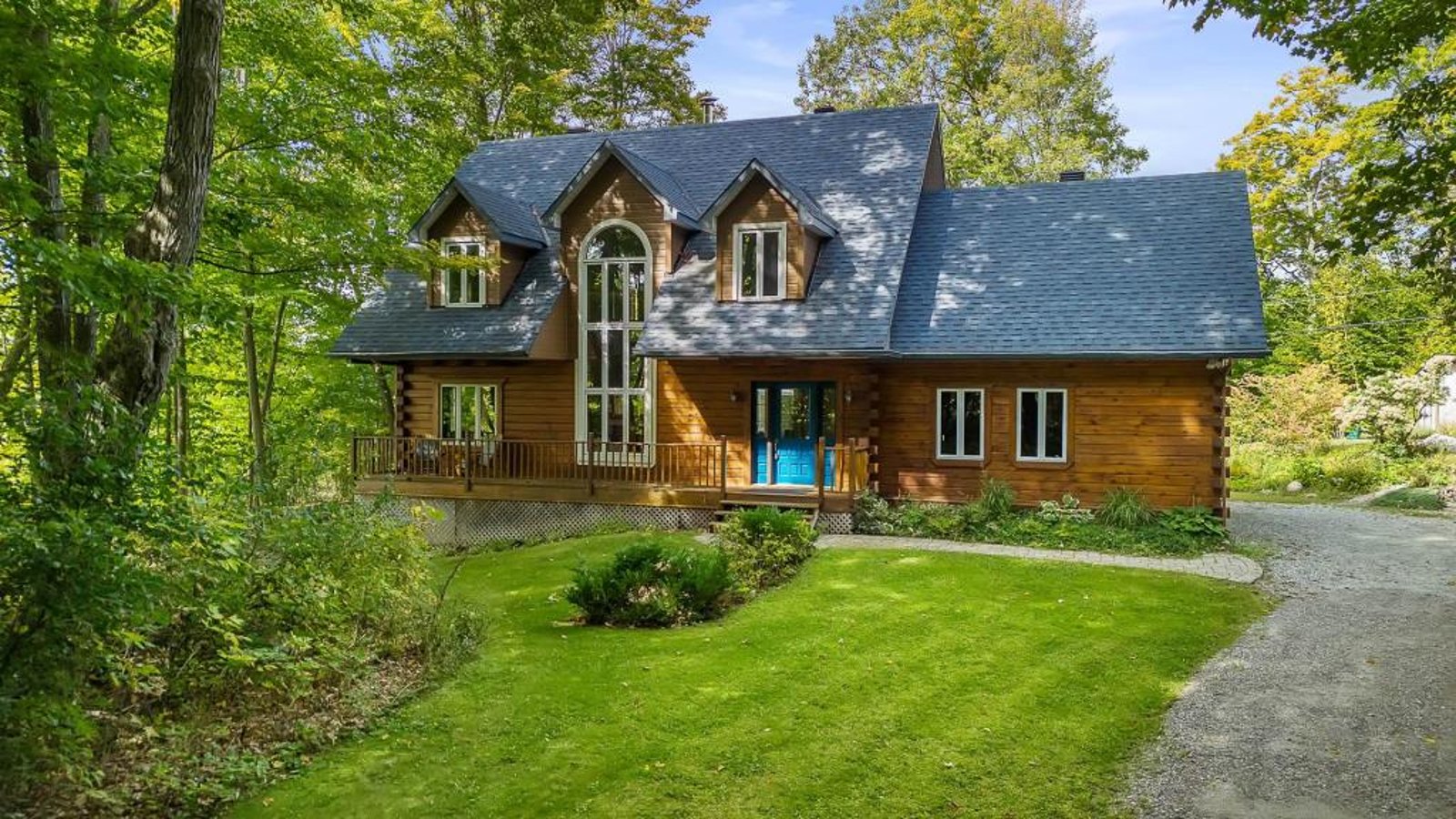 Accueillante maison en bois nichée dans un écrin naturel au bord de l'eau