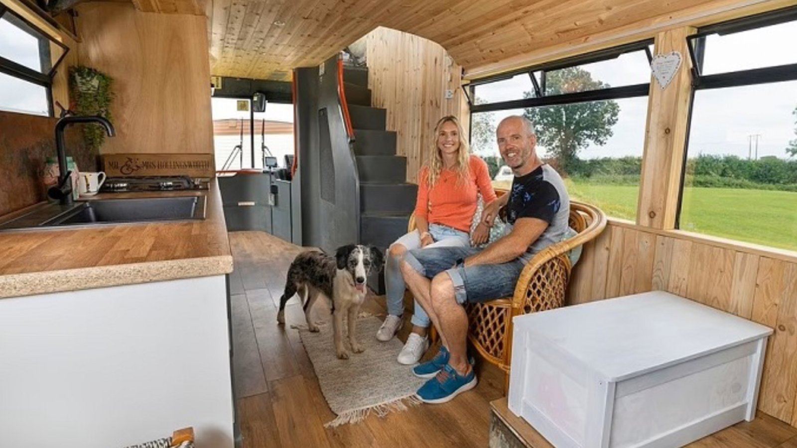 Ce couple a transformé un bus anglais pour environ 28 000 $ afin d’y vivre, travailler et voyager
