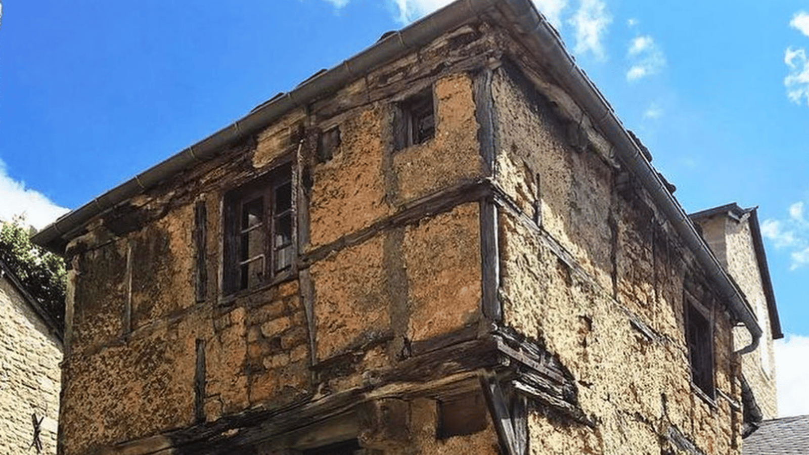 Une vieille maison de 500 ans fait beaucoup jaser sur les réseaux sociaux