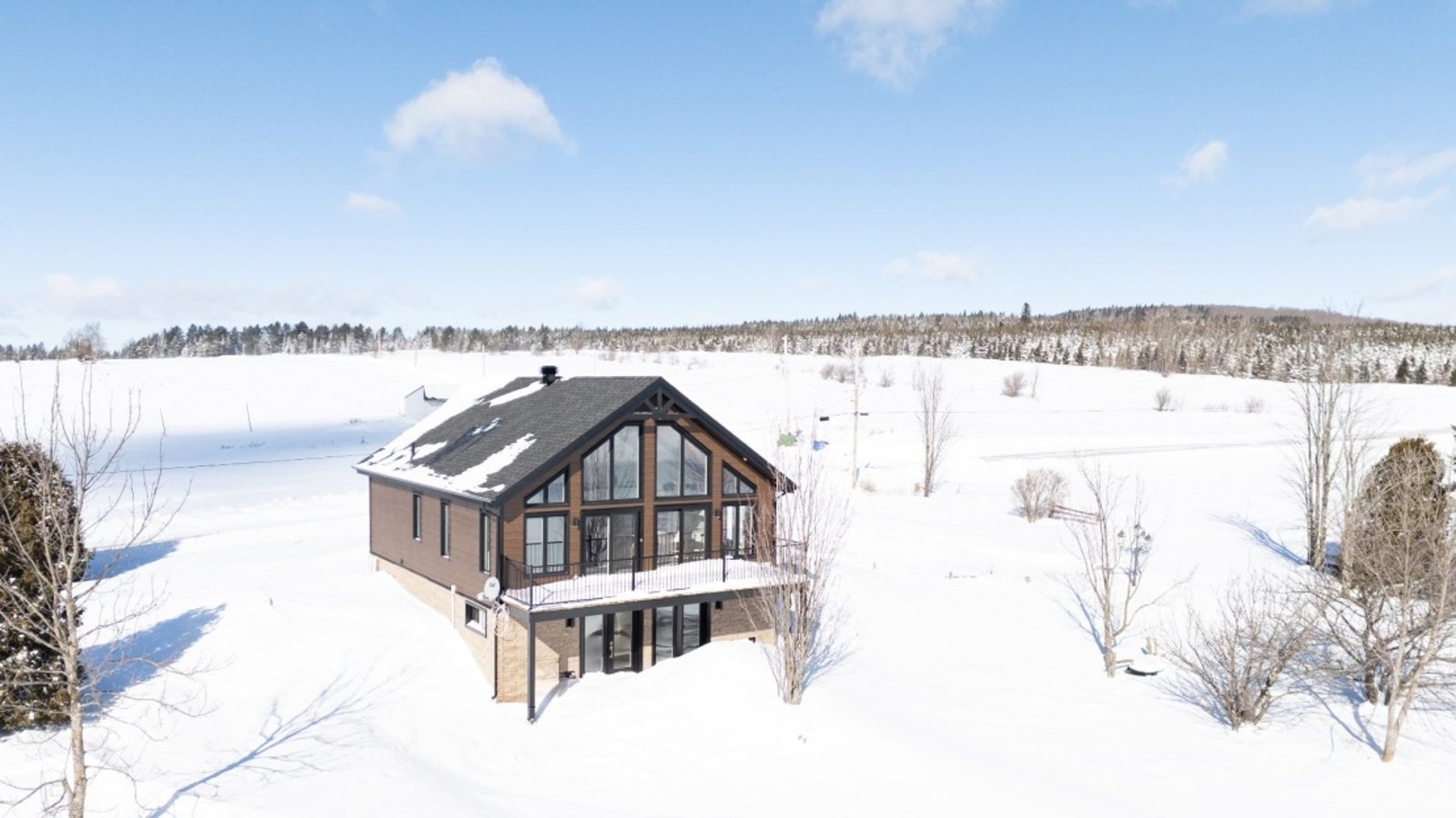 Cocon douillet de 475 000 $ niché sur un terrain de plus de 53 000 pi²