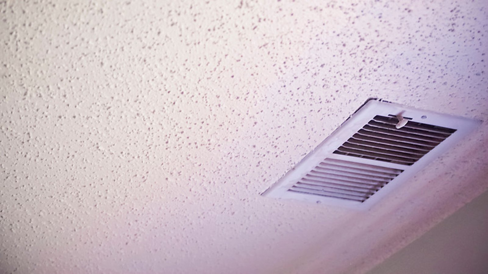 5 façons géniales de dissimuler un plafond en stucco sans le retirer