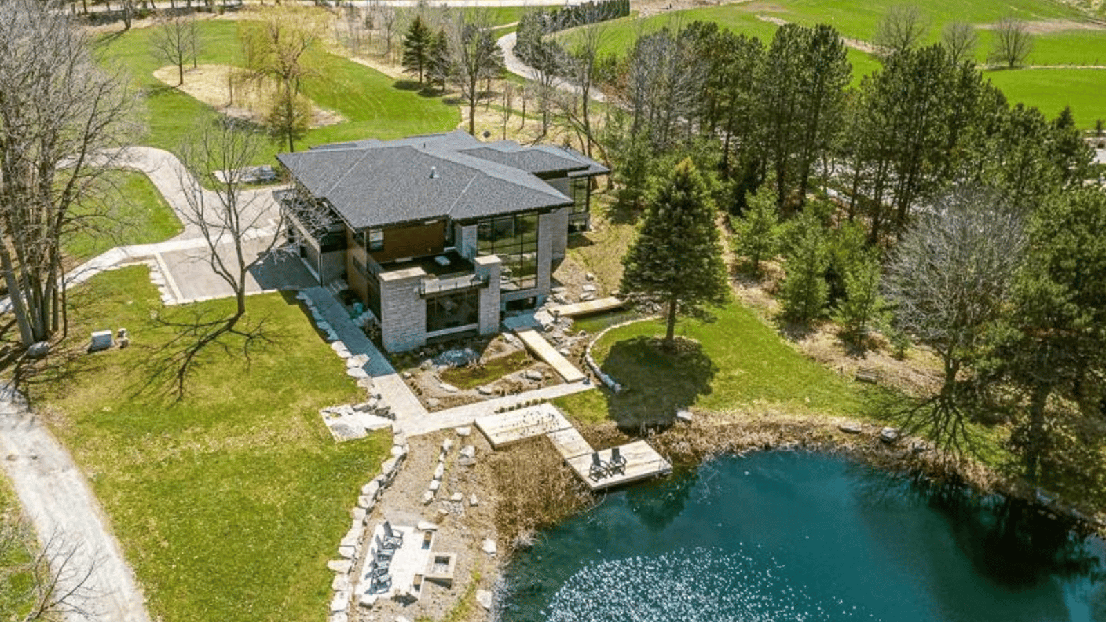 Cette magnifique maison à vendre possède son propre étang où se baigner
