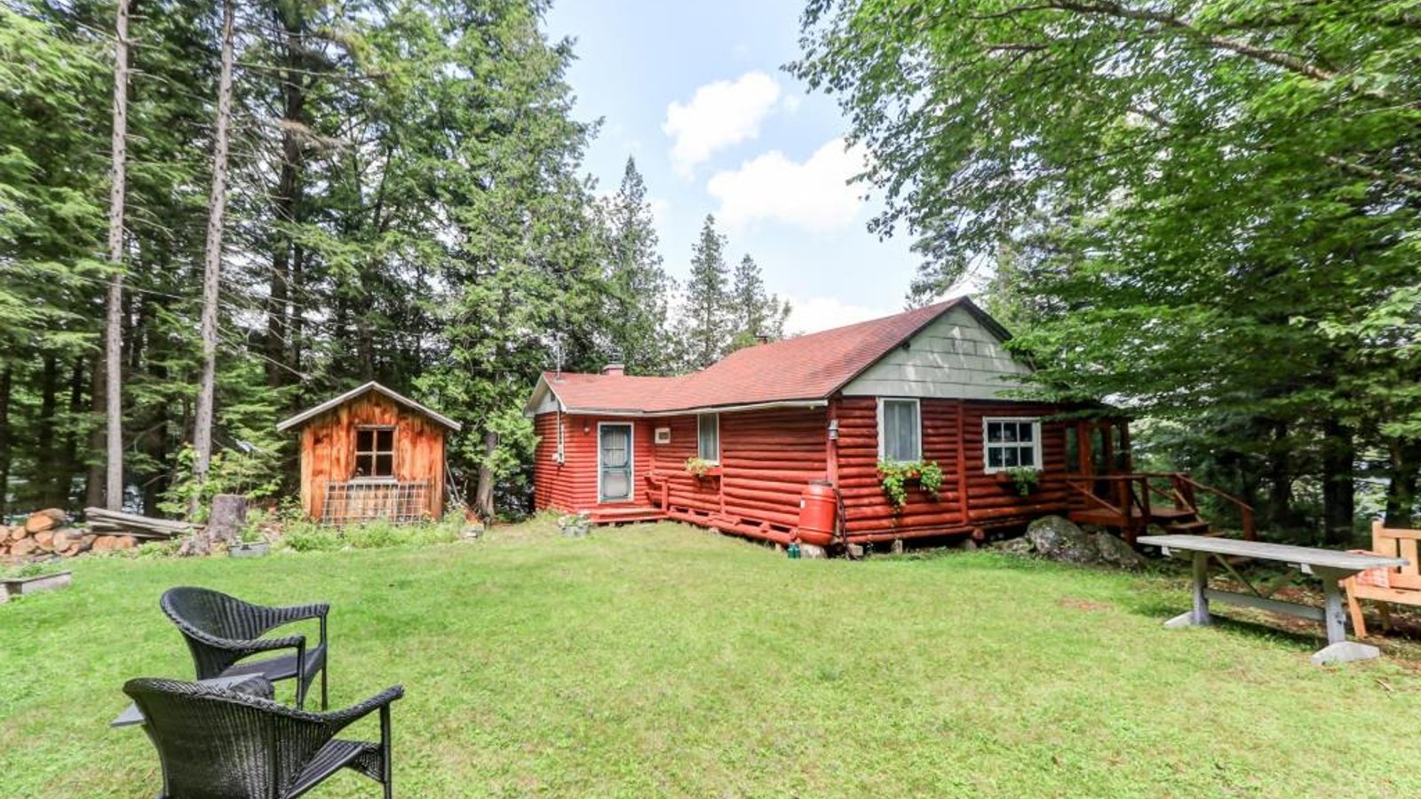 Charmant chalet en rondins sur la rive d'un lac paisible à 1 heure de Montréal