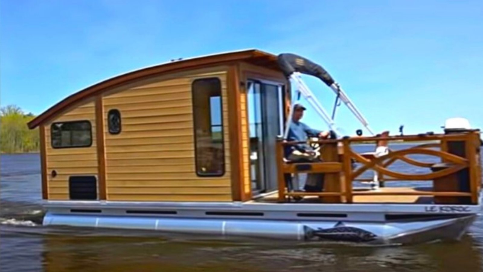 Ce Québécois a construit lui-même sa petite maison sur l'eau