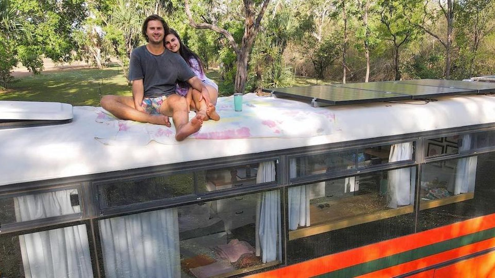Ce couple a transformé un vieux bus en maison de rêve mobile.