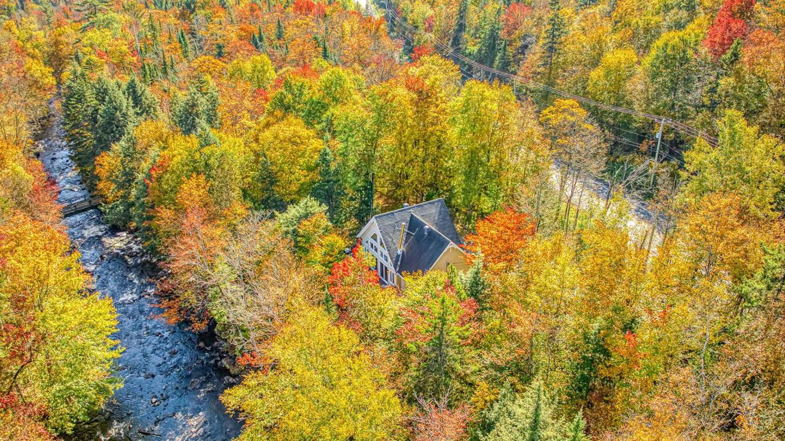 Paix, ressourcement et vue sur la rivière: ce refuge clés en main vous attend dans les Laurentides