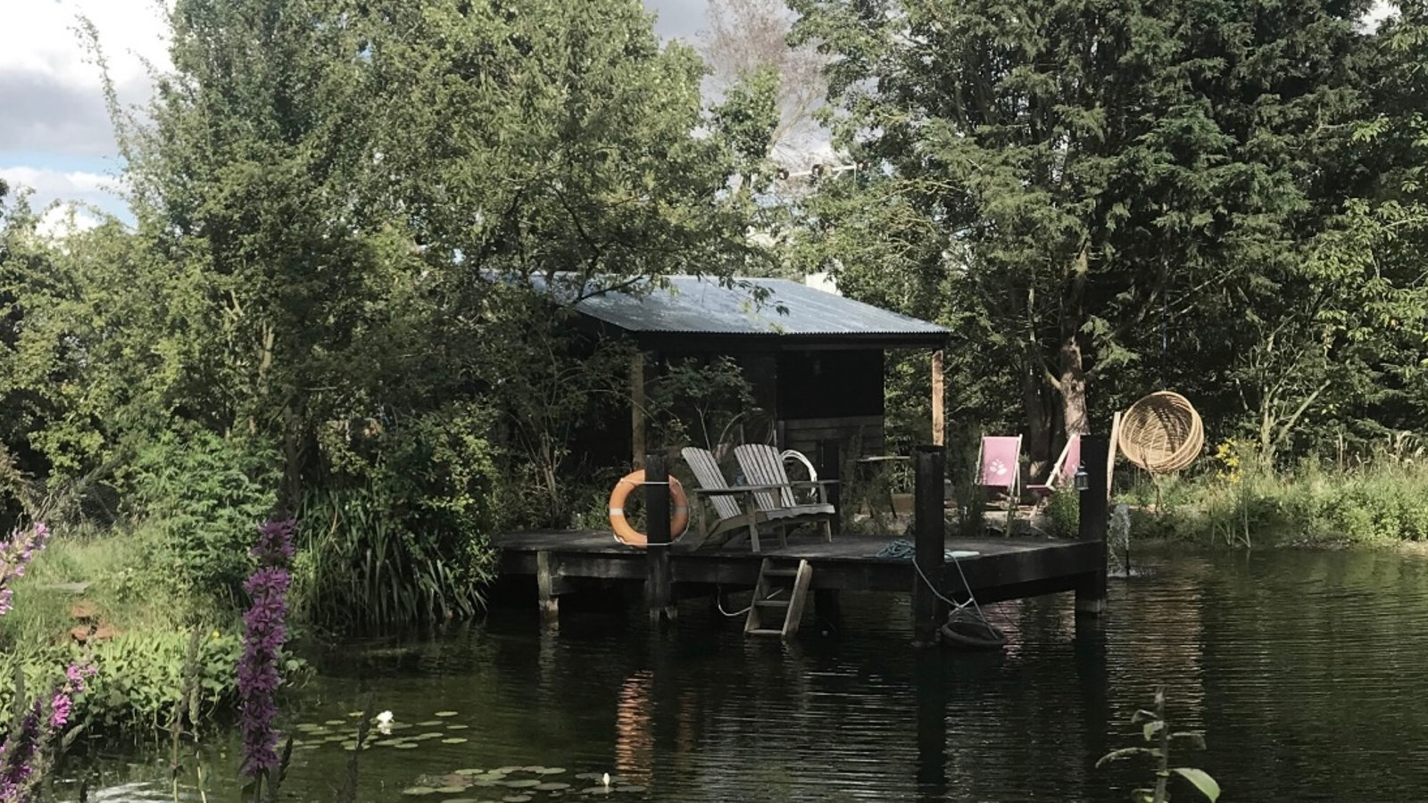Cette magnifique maison sur un étang est l'endroit idéal où se reposer