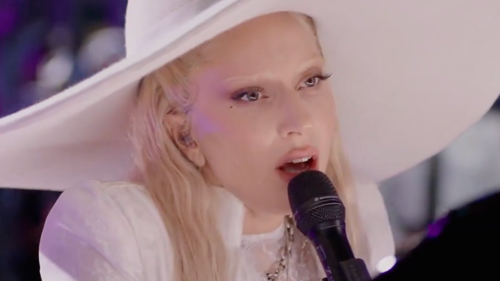 Lady Gaga offre une sublime performance juste avant le début du Super Bowl