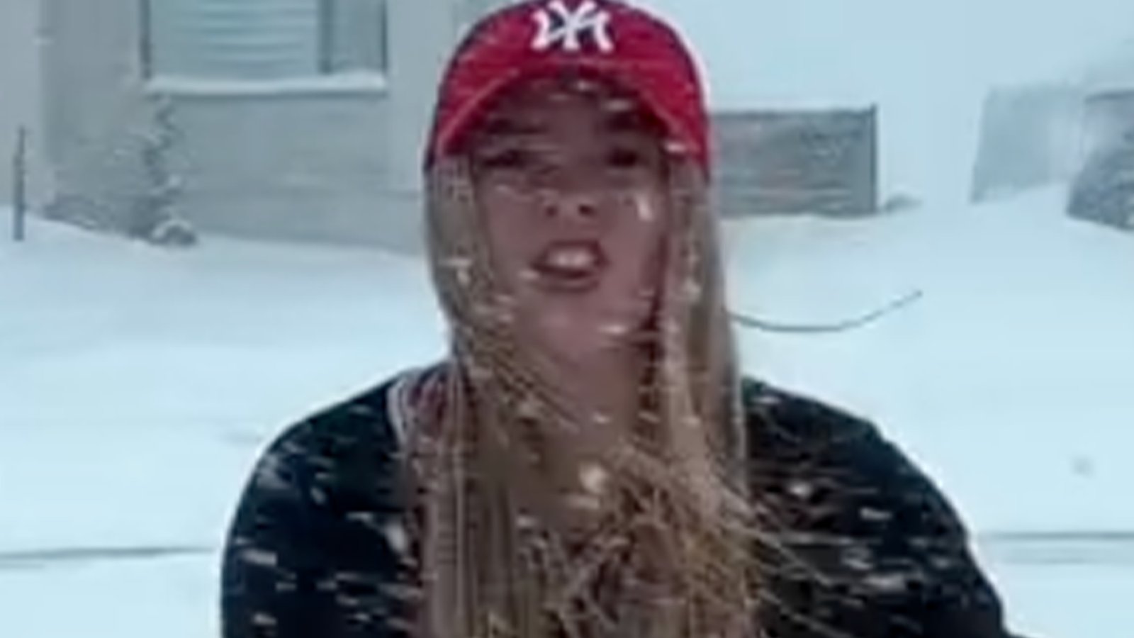 La tenue de cette Québécoise en pleine tempête de neige fait beaucoup réagir