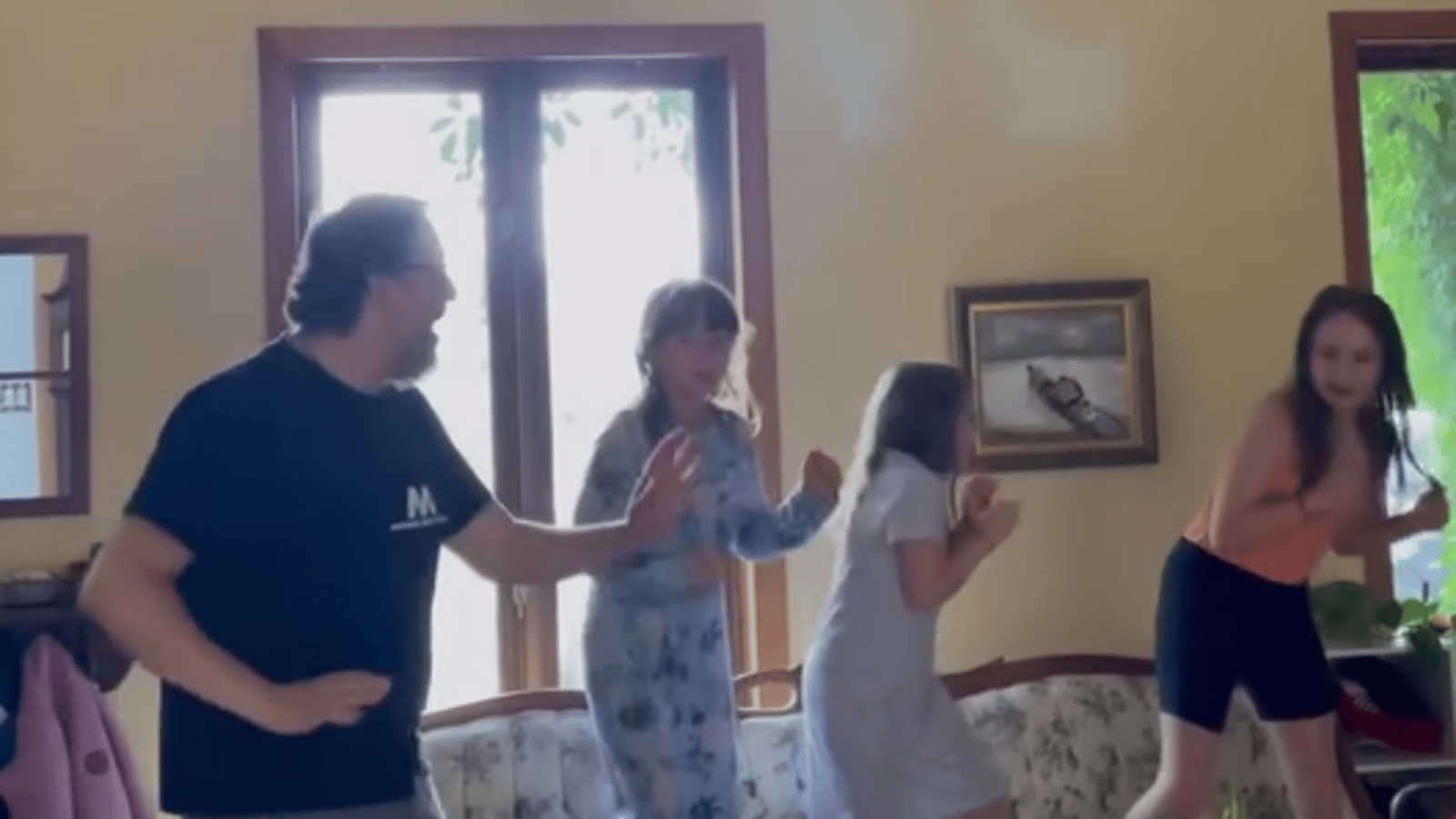 Marie-Annick Lépine publie une vidéo extrêmement touchante de Karl Tremblay avec leurs filles