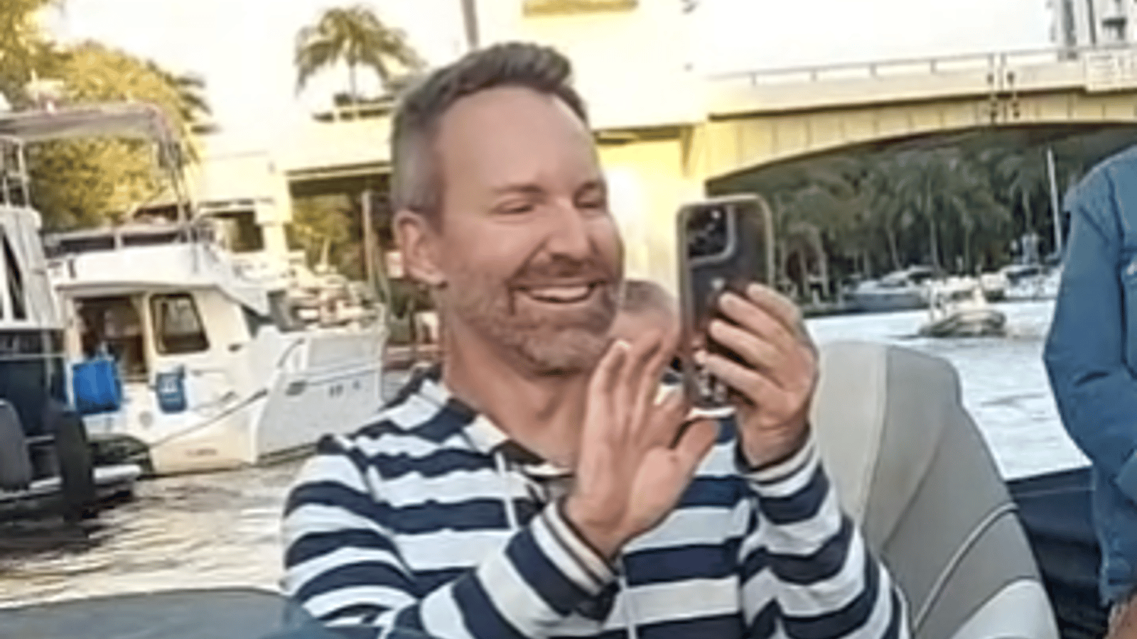 Une nouvelle vidéo d’Éric Salvail qui s’éclate en Floride apparaît sur les médias sociaux