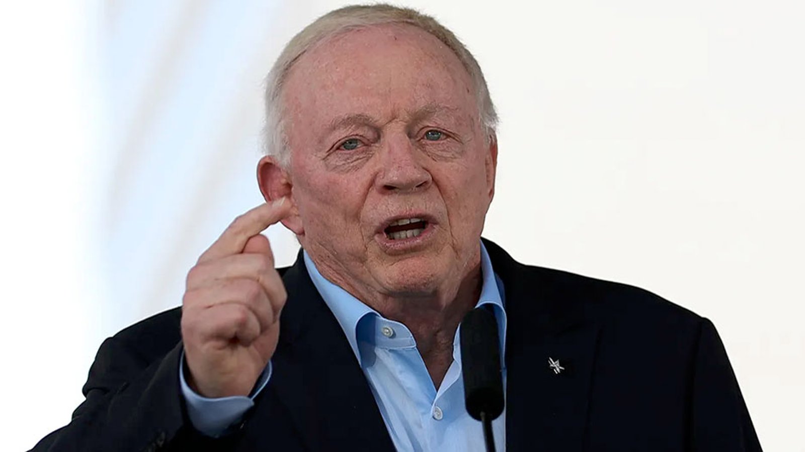 Jerry Jones apologizes for using “offensive” terminology 