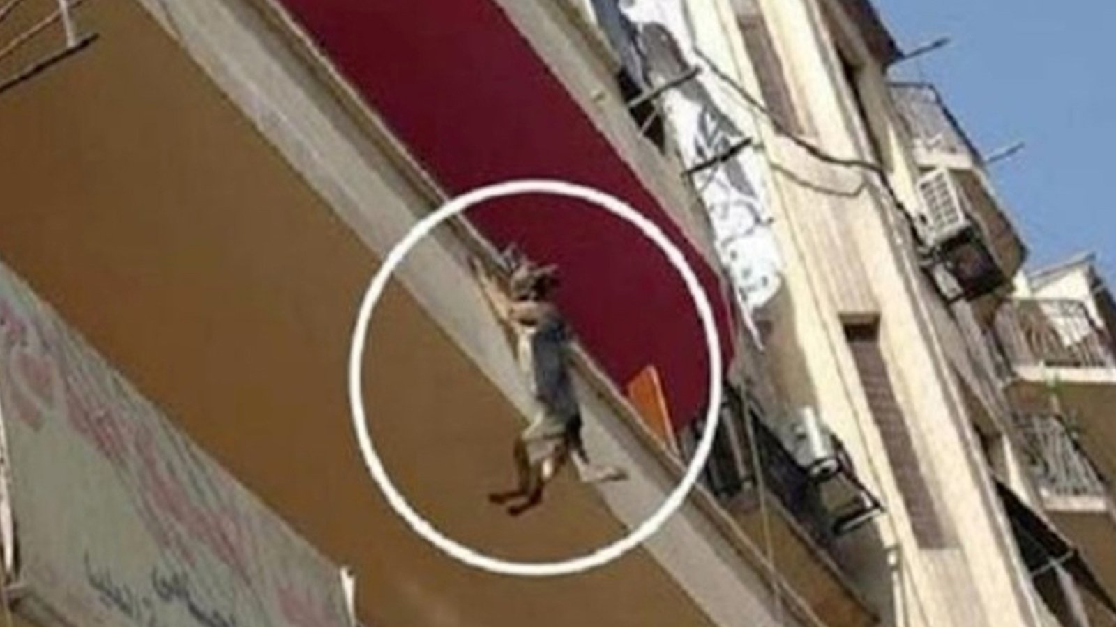 Des gens ont assisté à une scène incroyable: un chien pendu à un balcon